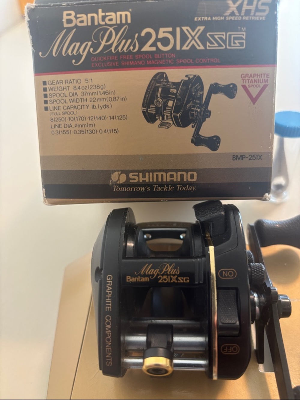 Shimano black and gold low-profile left hand baitcasting reel - Picture 2 of 5